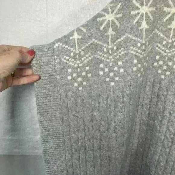 Soft Surroundings Poncho Gray White Snowflakes Pom Poms Hooded One Size - Picture 6 of 9